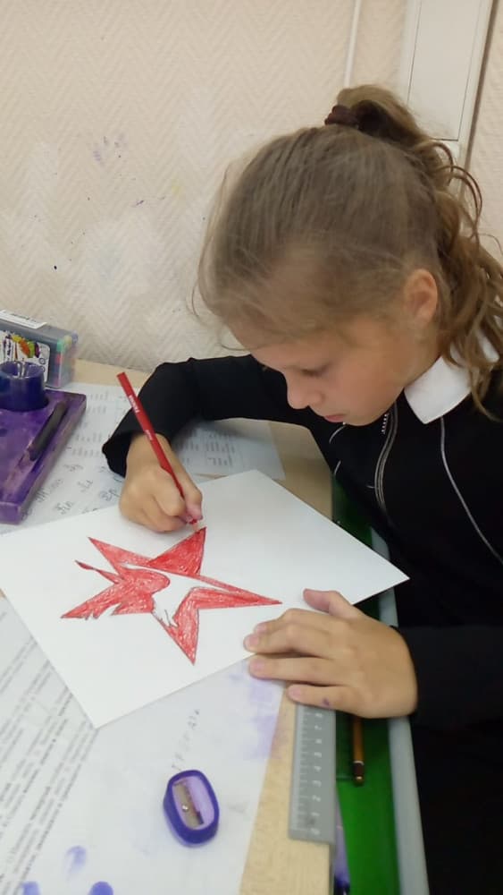Гимназисты рисовали эмблему Бессмертного полка