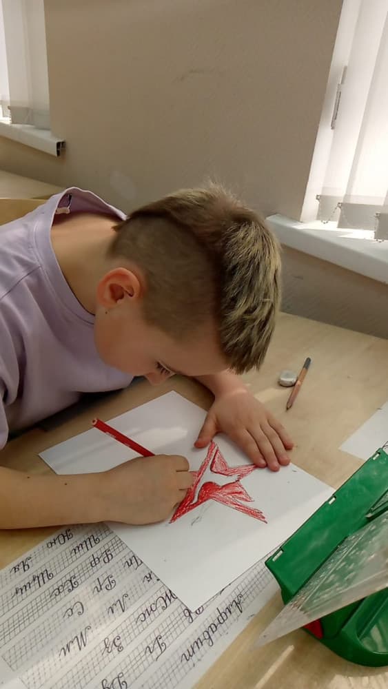 Гимназисты рисовали эмблему Бессмертного полка