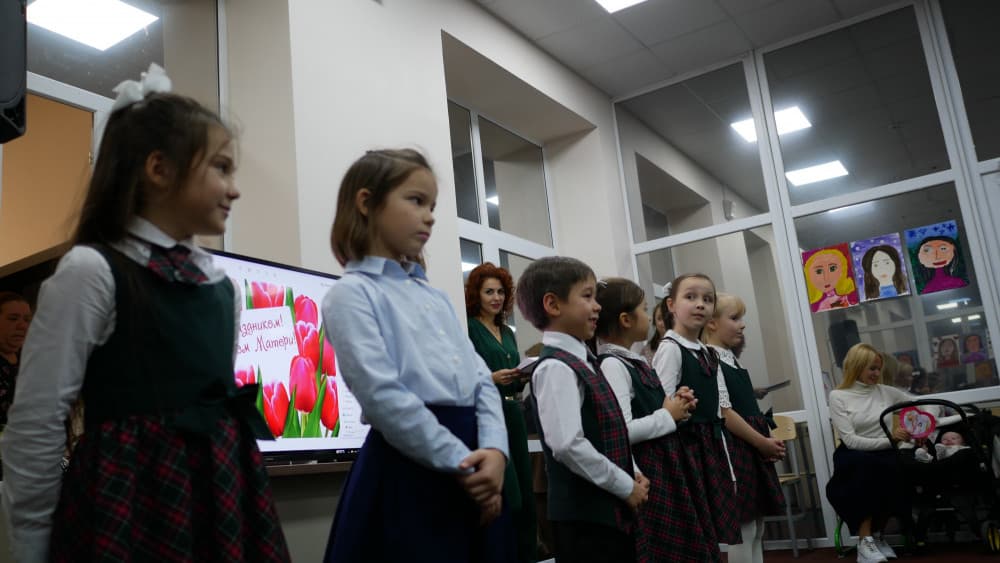 В гимназии отметили День матери
