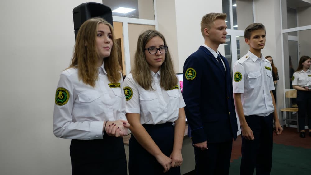 В гимназии отметили День матери