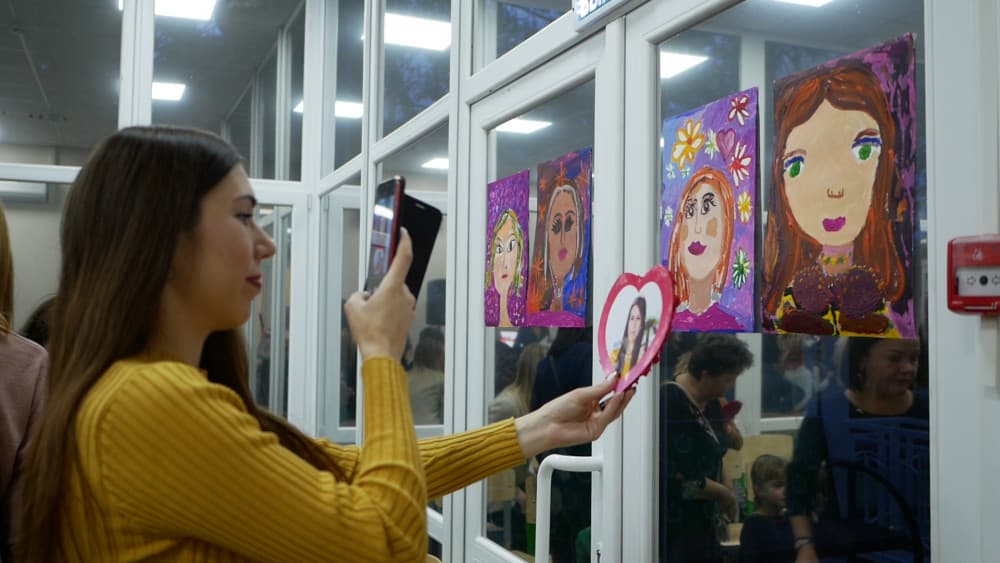 В гимназии отметили День матери