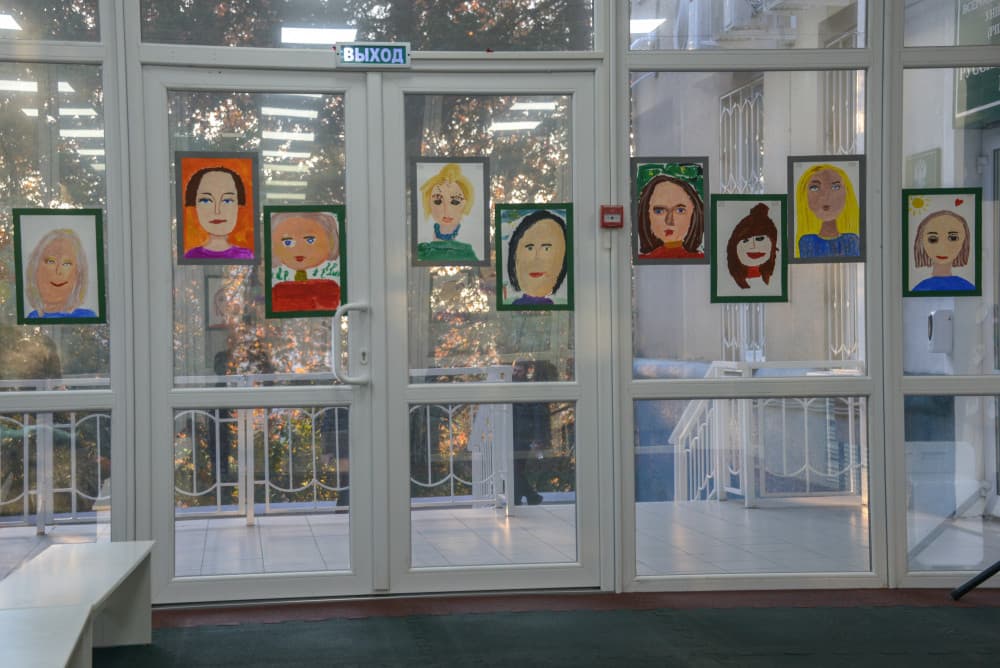 Первоклассники поздравили своих мам