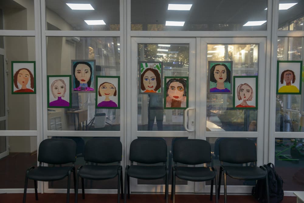 Первоклассники поздравили своих мам