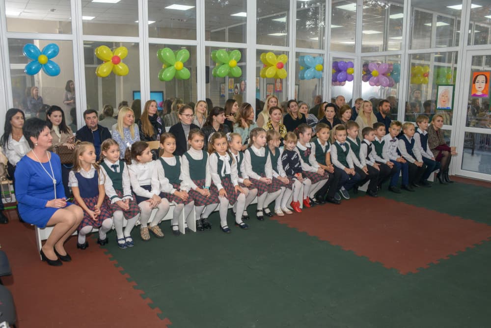 Первоклассники поздравили своих мам