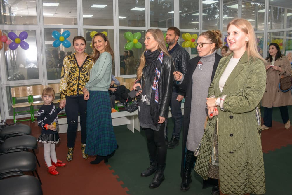 Первоклассники поздравили своих мам