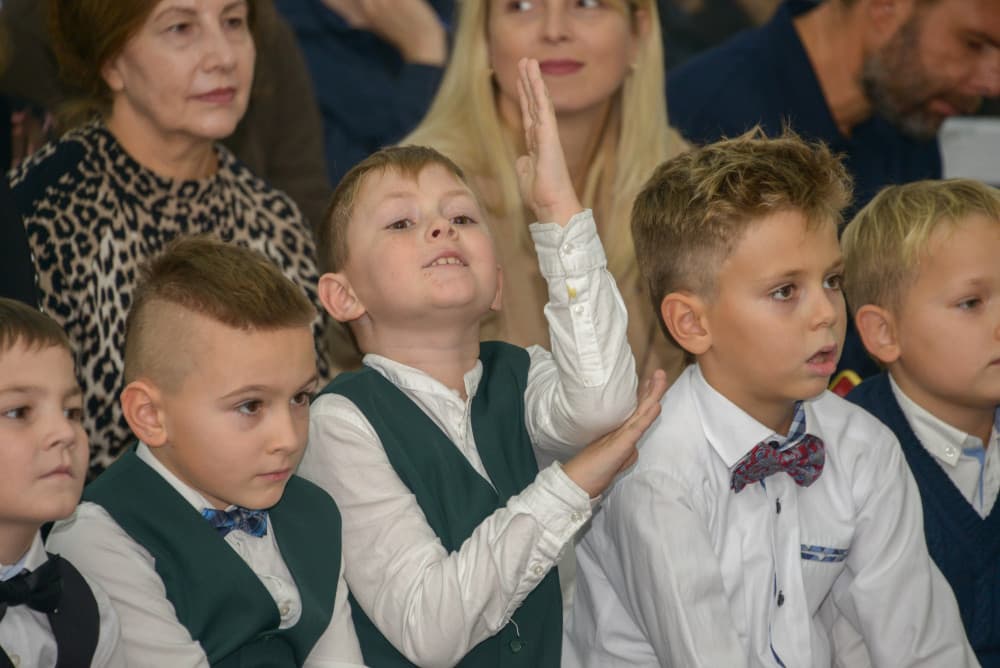 Первоклассники поздравили своих мам