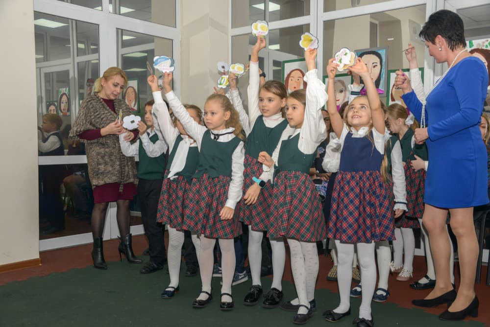 Первоклассники поздравили своих мам